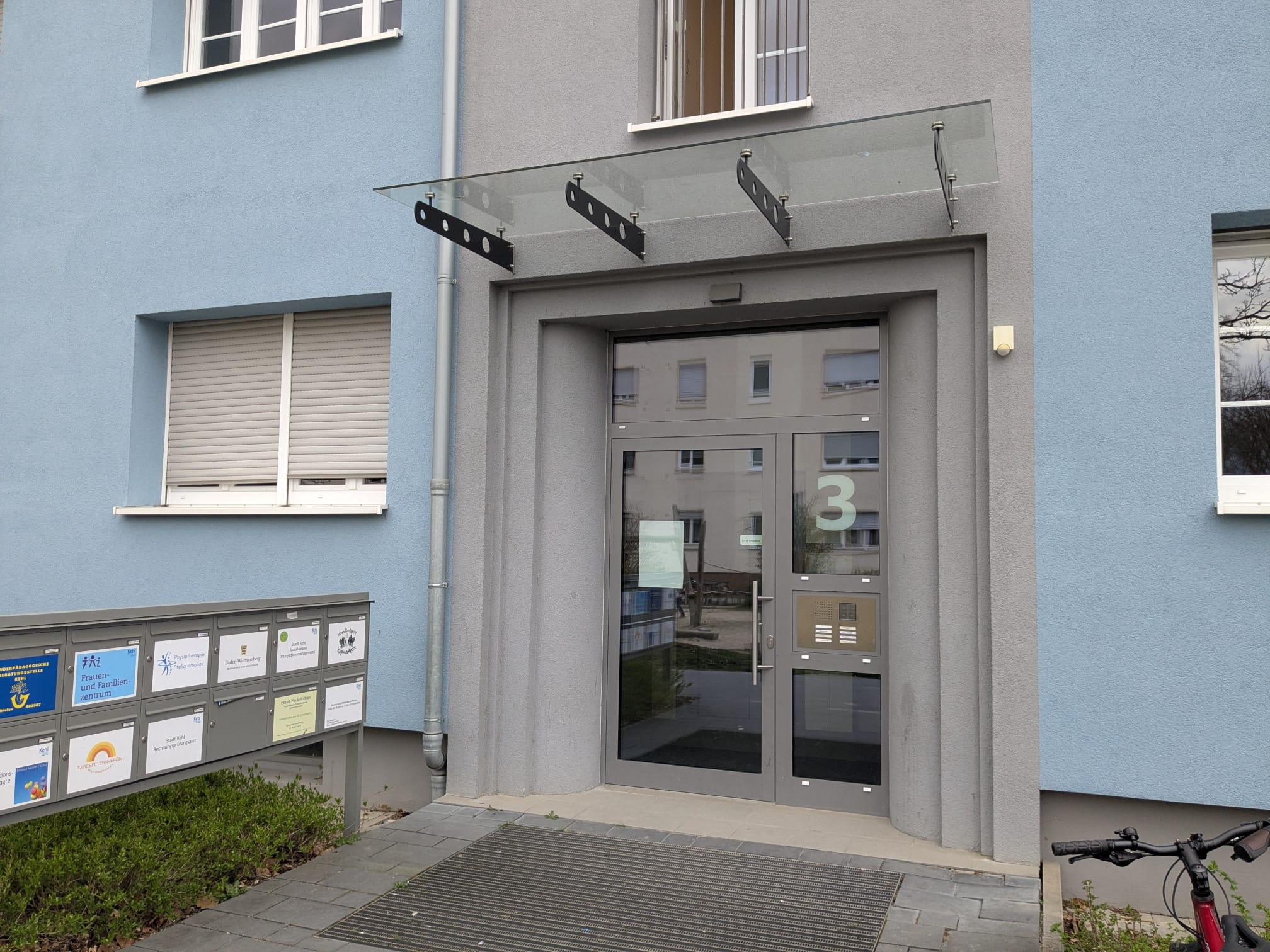 Hauseingang der Richard-Wagner-Straße 3 in Kehl mit der Hausnummer 3 an der Glastür